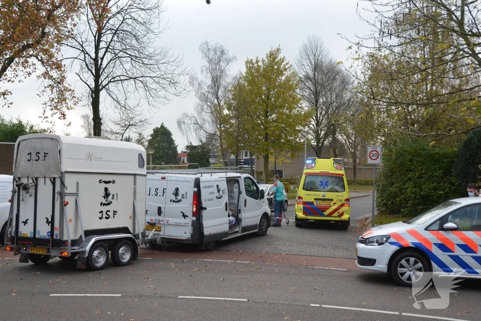 Fietsster gewond na aanrijding met bestelbus