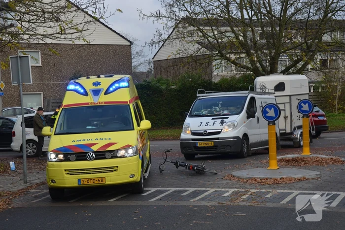 Fietsster gewond na aanrijding met bestelbus
