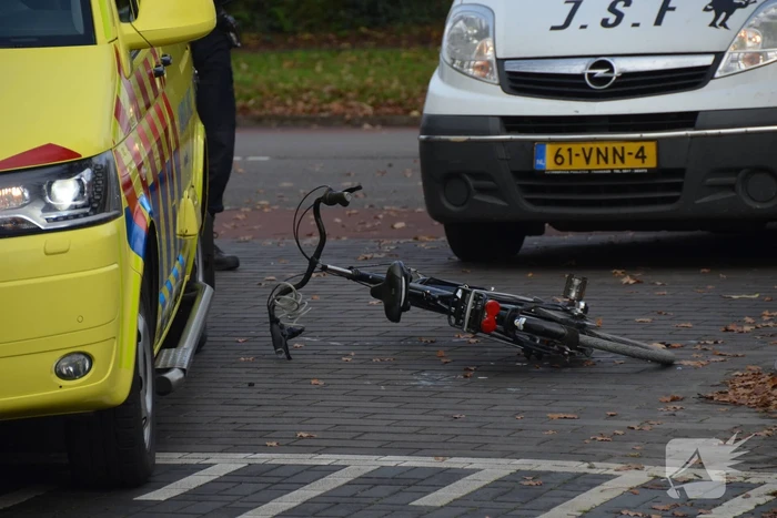 Fietsster gewond na aanrijding met bestelbus