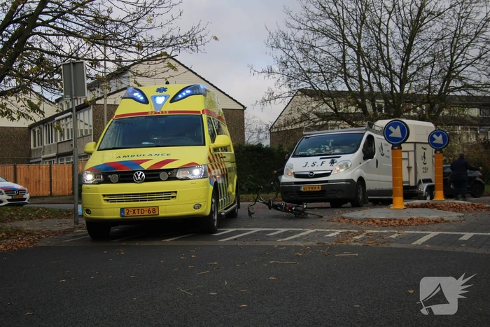 Fietsster gewond na aanrijding met bestelbus