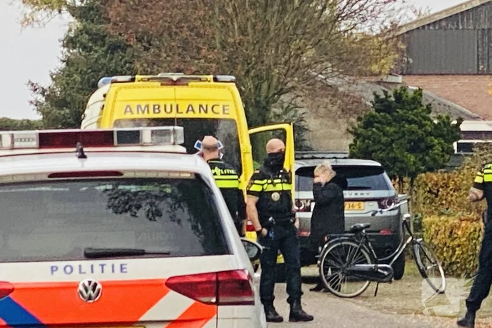Fietser onderuit na botsing met auto