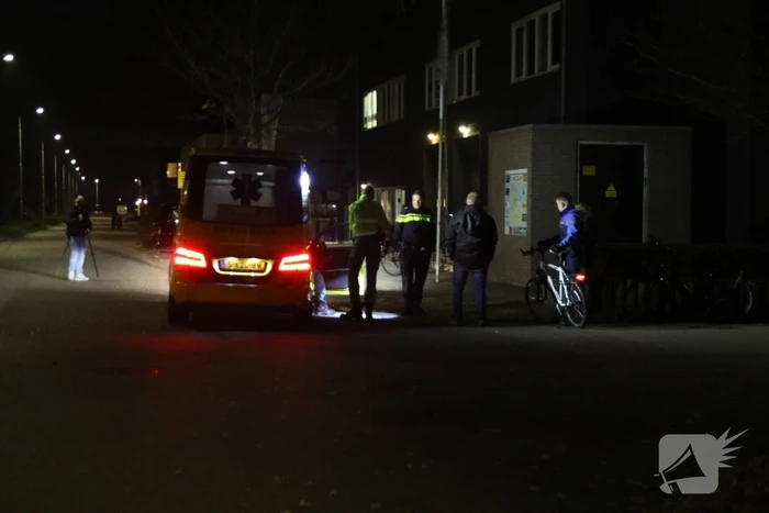 Scooterrijdster onderuit na botsing met auto