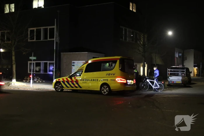 Scooterrijdster onderuit na botsing met auto