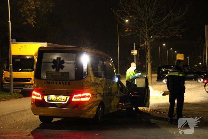 Scooterrijdster onderuit na botsing met auto