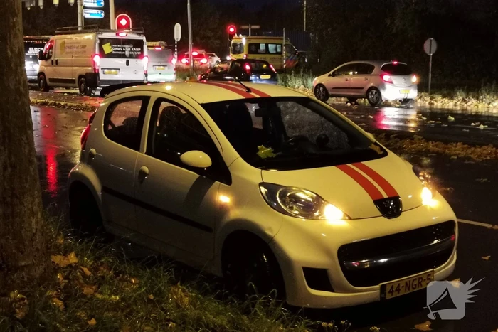 Scooter en auto botsen op kruising