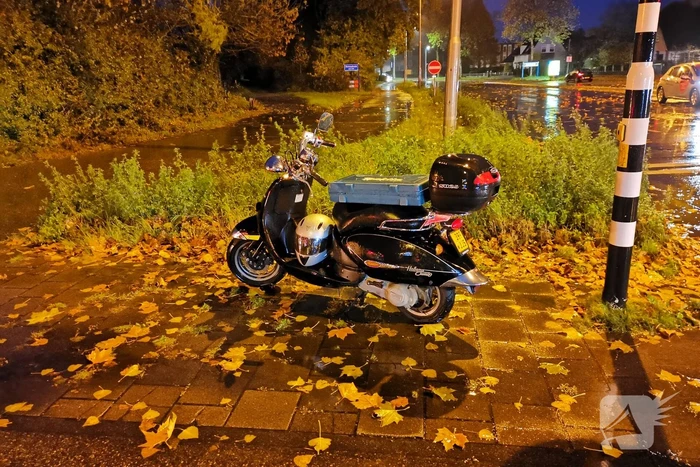 Scooter en auto botsen op kruising