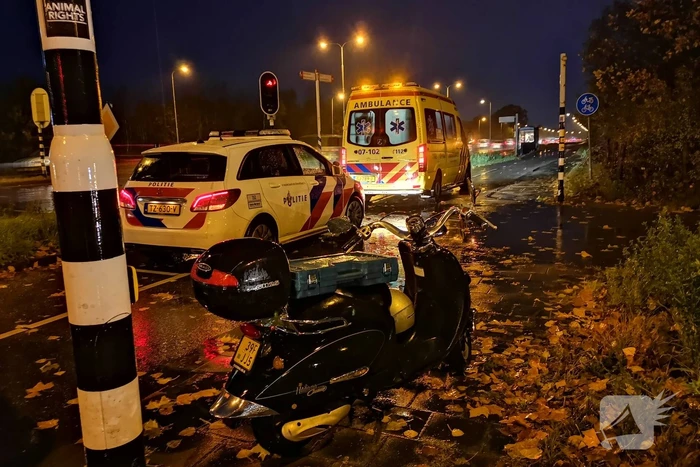 Scooter en auto botsen op kruising