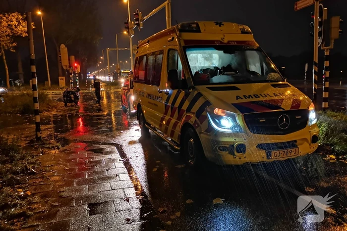 Scooter en auto botsen op kruising