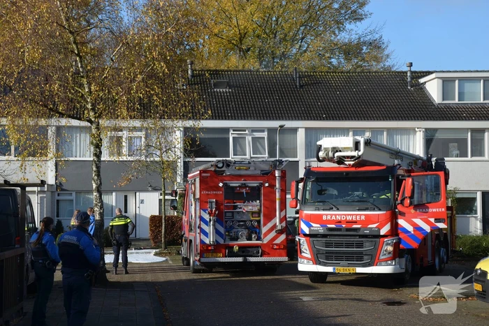 Brandweer blust brand in zolder