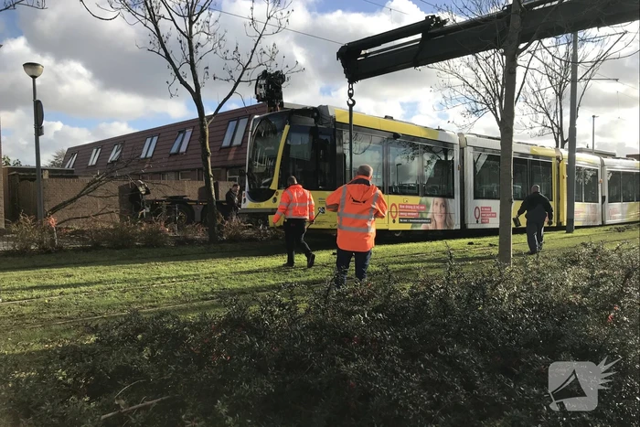 Tram ontspoord na botsing met auto