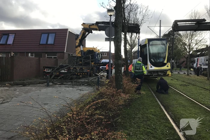 Tram ontspoord na botsing met auto