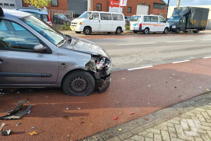 Personenauto klapt achter op taxibus