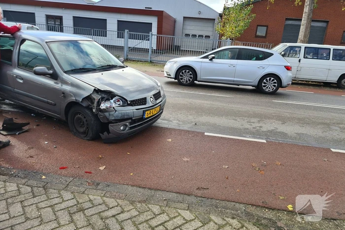 Personenauto klapt achter op taxibus