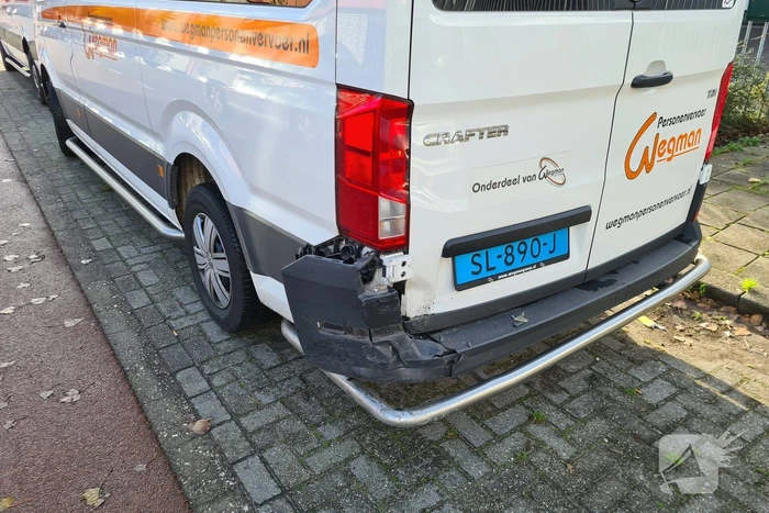 Personenauto klapt achter op taxibus