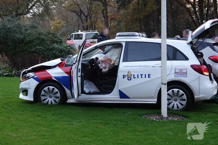 Politieauto belandt in tuin na aanrijding