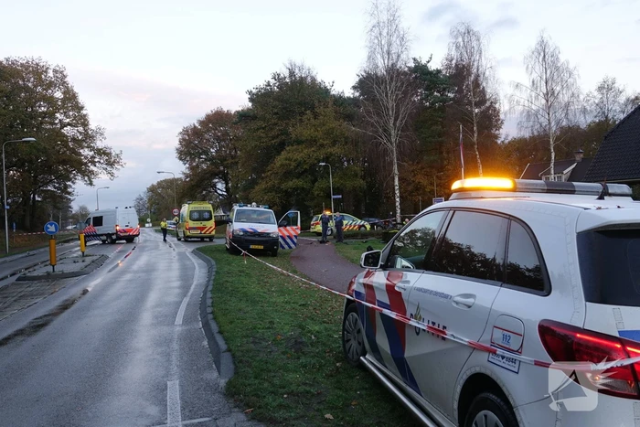 Politieauto belandt in tuin na aanrijding