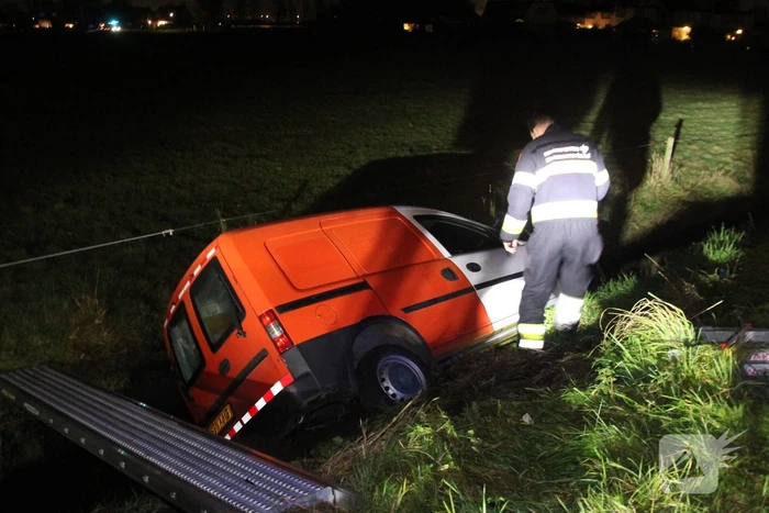 Bestelauto belandt in greppel