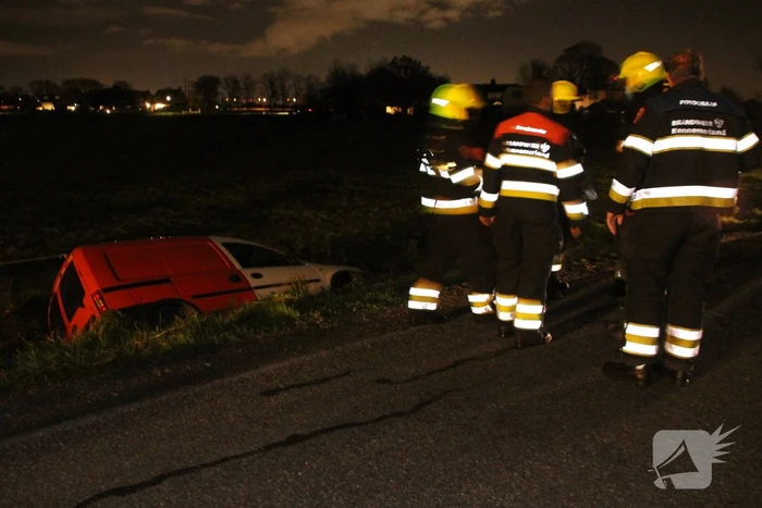 Bestelauto belandt in greppel
