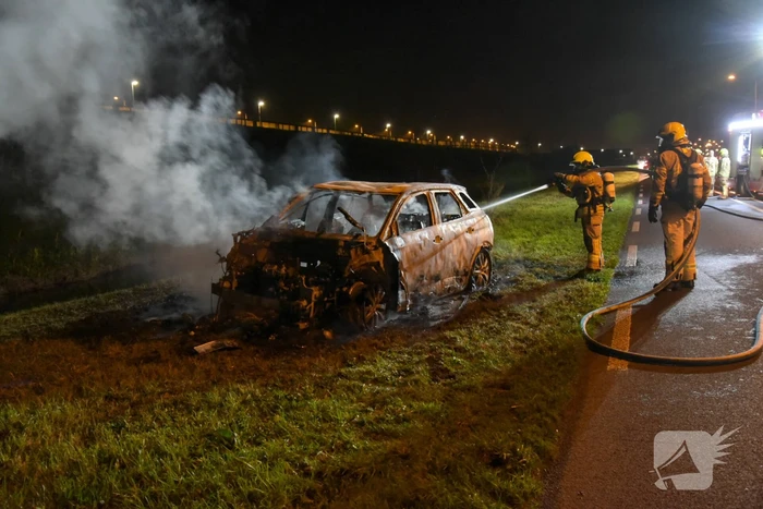 Auto compleet verwoest door brand