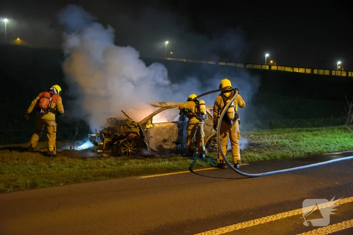Auto compleet verwoest door brand