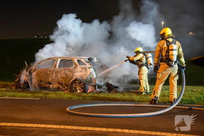 Auto compleet verwoest door brand