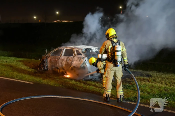 Auto compleet verwoest door brand