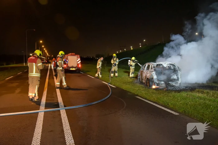 Auto compleet verwoest door brand