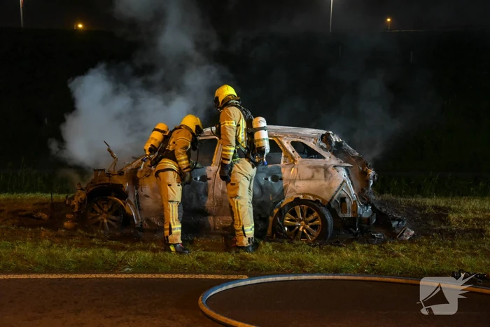 Auto compleet verwoest door brand