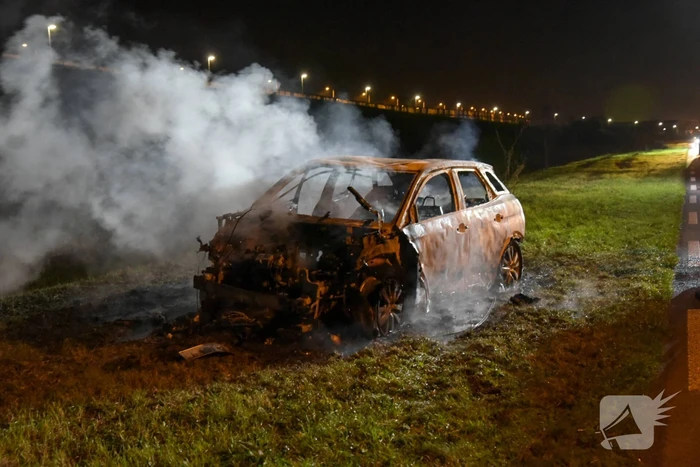 Auto compleet verwoest door brand