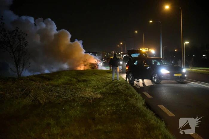 Auto compleet verwoest door brand