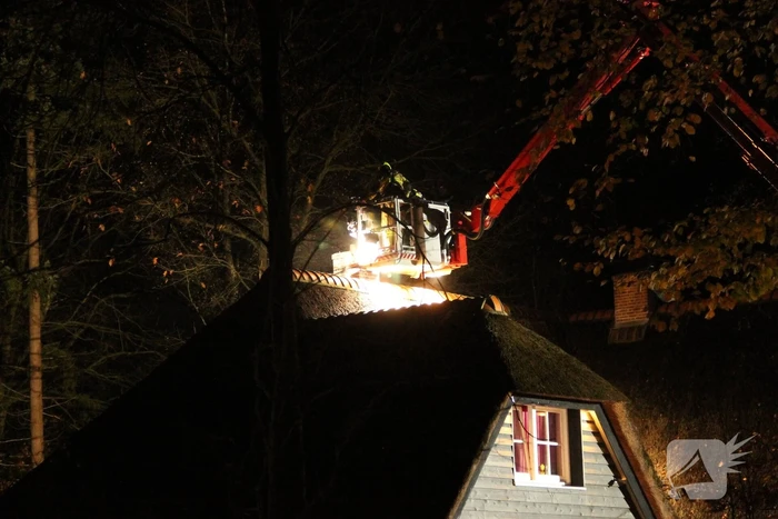 Brandweer veegt schoorsteen