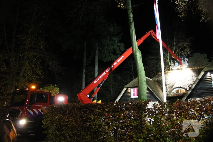 Brandweer veegt schoorsteen