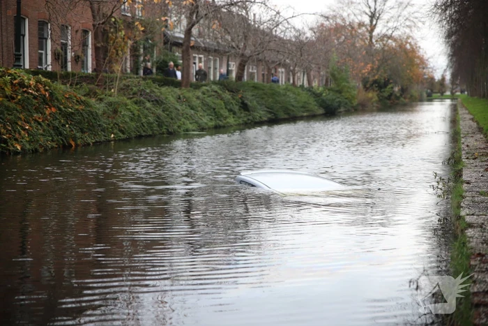 Personenauto wijkt uit en raakt te water