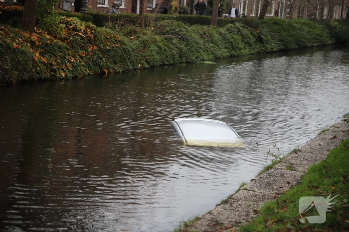 Personenauto wijkt uit en raakt te water