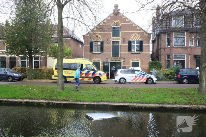 Personenauto wijkt uit en raakt te water