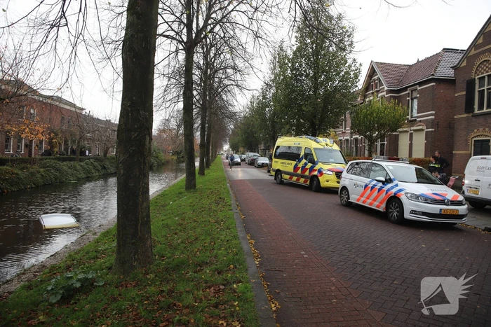 Personenauto wijkt uit en raakt te water