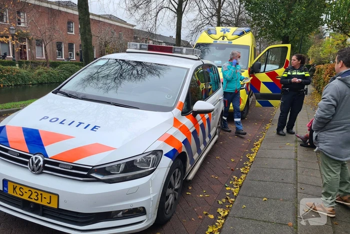 Personenauto wijkt uit en raakt te water