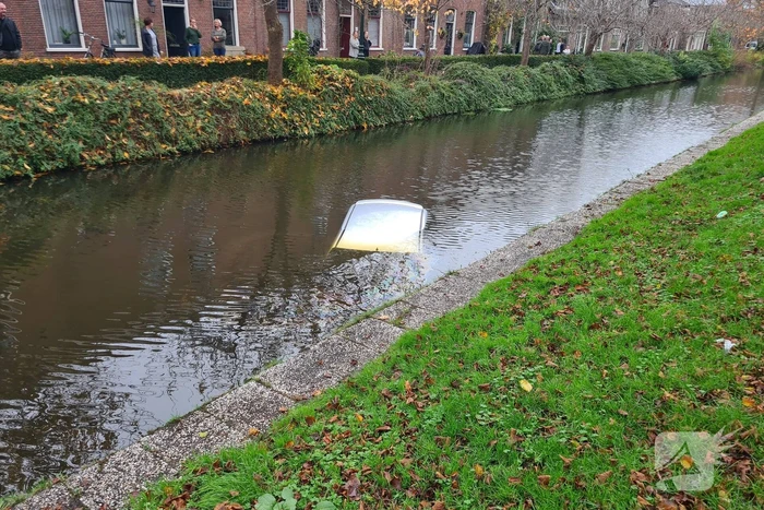 Personenauto wijkt uit en raakt te water