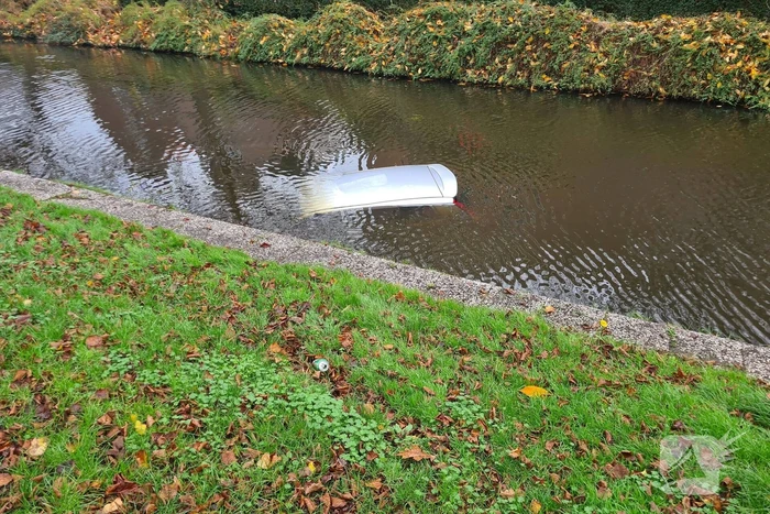 Personenauto wijkt uit en raakt te water
