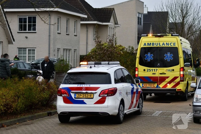 Scooter en personenwagen botsen in woonwijk