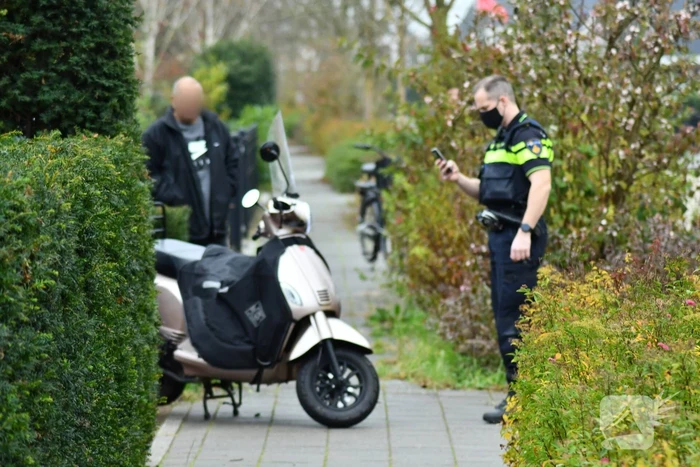 Scooter en personenwagen botsen in woonwijk