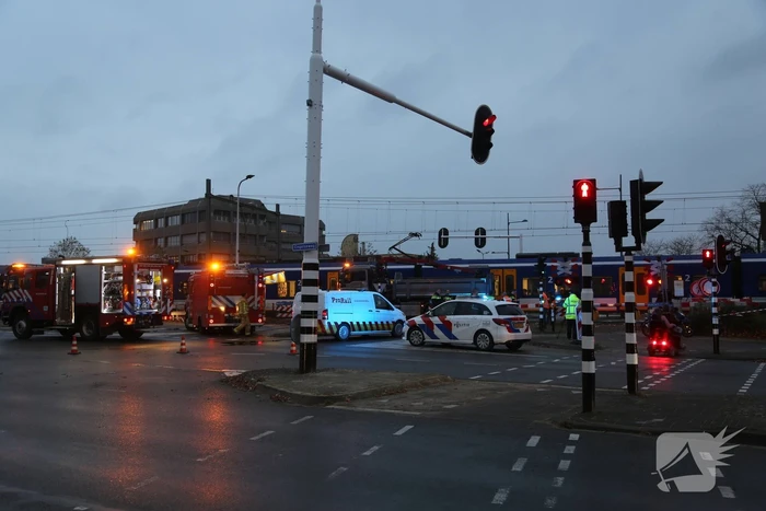 Vrachtwagen botst op trein