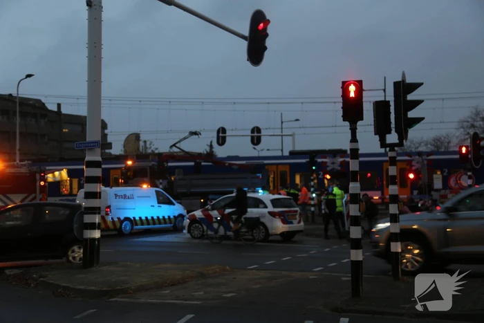 Vrachtwagen botst op trein