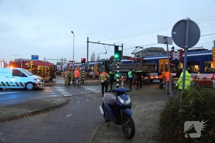 Vrachtwagen botst op trein