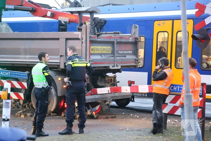 Vrachtwagen botst op trein