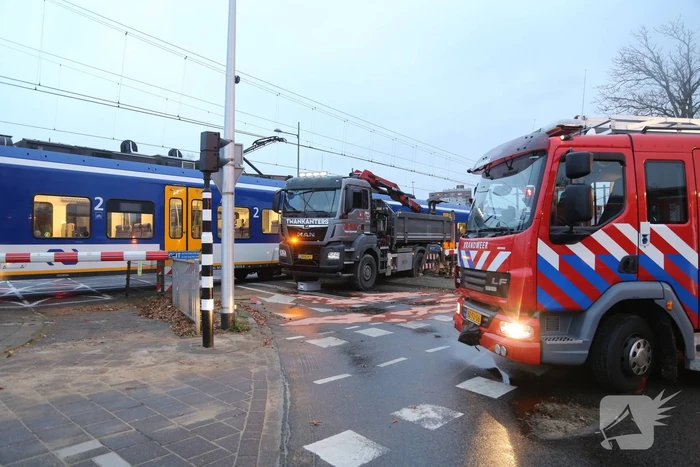 Vrachtwagen botst op trein
