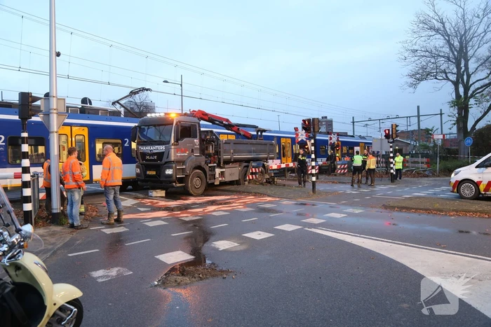 Vrachtwagen botst op trein