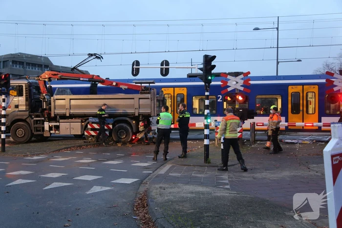 Vrachtwagen botst op trein