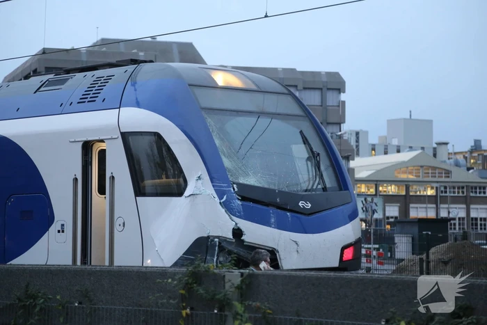 Vrachtwagen botst op trein