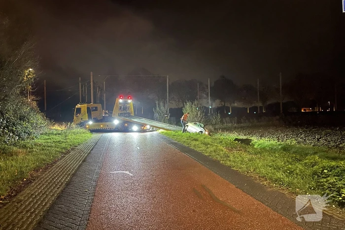 Auto vliegt uit de bocht en belandt in greppel